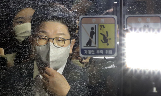 권성동 국민의힘 대표 직무대행 겸 원내대표가 2일 서울 여의도 국회 본관에서 국회 정보위원회 전체회의에 참석하기 위해 승강기를 기다리면서, 당내 현안에 대한 취재진의 물음에는 묵묵부답하는 모습을 보였다 .<국회사진기자단·연합뉴스>